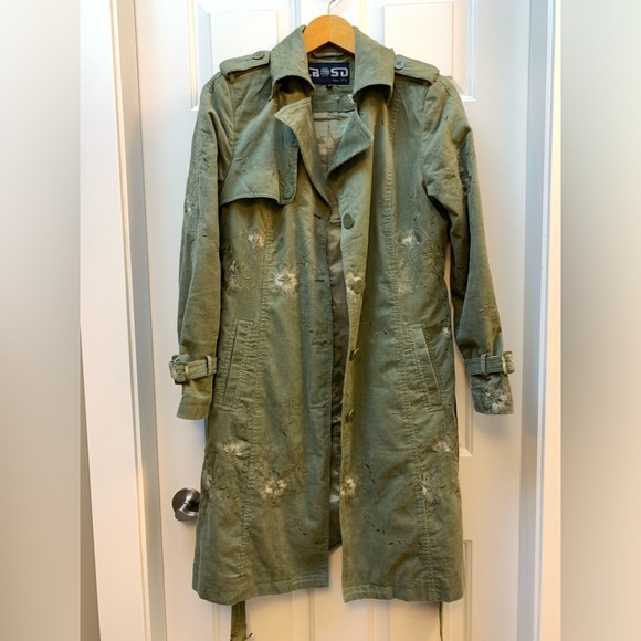 Well tailored and gorgeous corduroy trench coat with embroidery - Picture 15 of 15